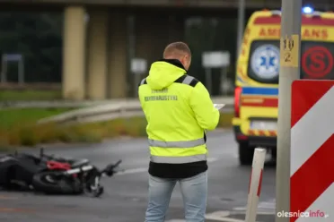 Technik kryminalistyki na miejscu wypadku na ulicy Dobroszyckiej w Oleśnicy, w okolicach zjazdu z trasy S8 brał udział samochód osobowy oraz motocykl
