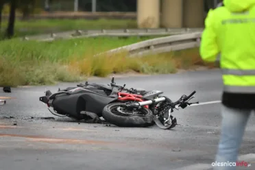 W wypadku na ulicy Dobroszyckiej, w okolicach zjazdu z trasy S8 brał udział samochód osobowy oraz motocykl