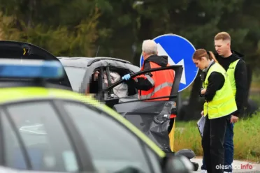 Kierowca samochodu osobowego doznał obrażeń podczas wypadku z motocyklem w okolicach zjazdu z trasy S8 przy ul. Dobroszyckiej w Oleśnicy