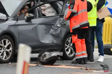 W wypadku na ulicy Dobroszyckiej, w okolicach zjazdu z trasy S8 brał udział samochód osobowy oraz motocykl