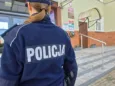 Koniec z bezmyślnymi „żartami”. Patrole w szkołach do odwołania i rewizje plecaków