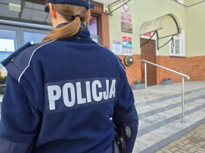 Koniec z bezmyślnymi „żartami”. Patrole w szkołach do odwołania i rewizje plecaków