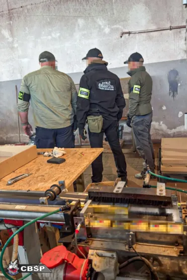 Funkcjonariusze Centralnego Biura Śledczego Policji, Komendy Wojewódzkiej Policji w Olsztynie oraz Straży Granicznej zlikwidowali nielegalną fabrykę papierosów w powiecie oleśnickim