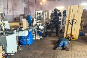 Funkcjonariusze Centralnego Biura Śledczego Policji, Komendy Wojewódzkiej Policji w Olsztynie oraz Straży Granicznej zlikwidowali nielegalną fabrykę papierosów w powiecie oleśnickim