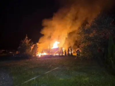 Nocny pożar garażu przy ul. Żeromskiego w Bierutowie. W akcji cztery zastępy straży pożarnej