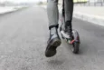 Rajd po chodniku z prędkością 50 km/h. „Wjechał mi prosto pod maskę” [WIDEO]