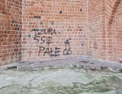 Remont na marne? Zabytek w Oleśnicy odzyskał blask, by od razu paść łupem wandali