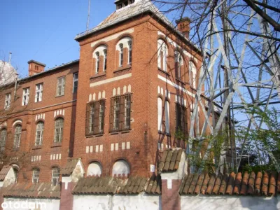 Budynek w dawnych czerwonych koszarach na sprzedaż