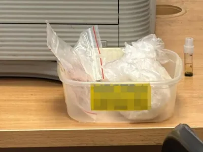 Ponad 2 tysiące porcji mefedronu w zamrażalniku. 56-latek zatrzymany przez oleśnickich policjantów