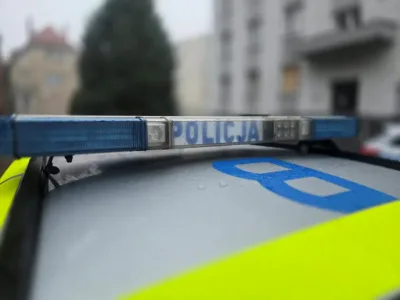Gęsta mgła i deszcz paraliżują drogi. Oleśnicka policja apeluje o ostrożność