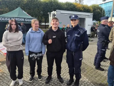 Escape Truck stanął we Wrocławiu. Oleśniccy policjanci i młodzież poznawali pułapki handlarzy ludźmi
