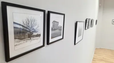 „W kadrze czasu”. Wystawa fotografii analogowej Roberta Piętki w Bibliotece Pod Pegazem