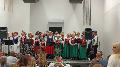 Folkowe rytmy, śpiew i uśmiech. Święto seniorów w Dobrzeniu