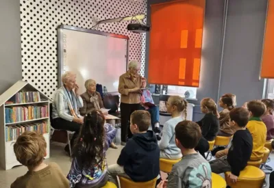 Międzypokoleniowe spotkanie z poezją w Oleśnicy. Seniorzy czytali najmłodszym