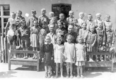 Kreda, deski ze strychów i stado gęsi. Jak powojenni pionierzy stworzyli szkołę w Smolnej
