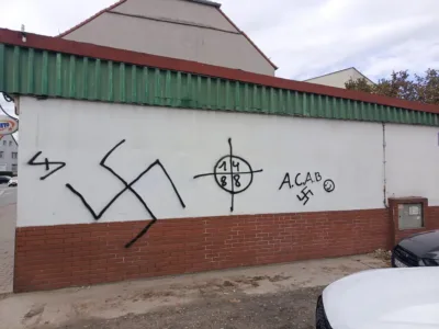 Kolejne swastyki w Oleśnicy. Skandaliczne symbole na sklepie przy Wojska Polskiego i garażach przy Klonowej