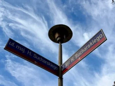 Sekcja Dróg Miejskich wymienia tablice z nazwami ulic. Za chwilę wymieni je kolejny raz
